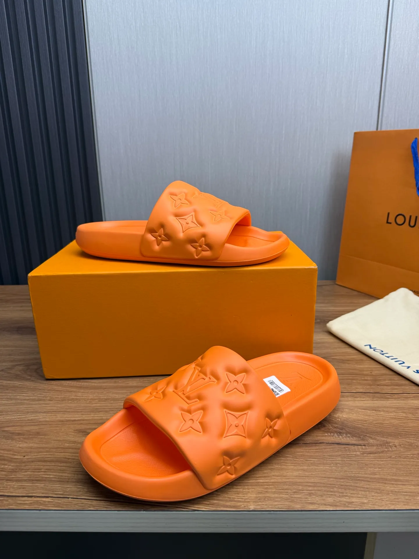 Men's shoes 💰260💰 ▪️LV's popular Little Red Book popular slippers hot sale: 1 shipment✅ Super textured and comfortable slippers, original TPU outsole. Authentic counter box drawer box packaging 🎁Size 38-45